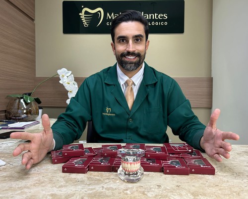 Precisa de Implantes Dentários, Dr Victor Hugo preparou o plantão de Carnaval com até 40 meses pra pagar