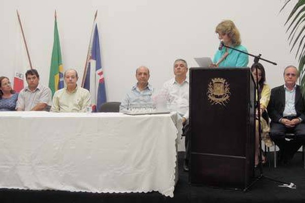 Beia Savassi dá posse a novos secretários e diretores da Administração Municipal