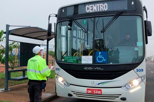Agentes de trânsito fiscalizam ônibus do transporte público em Patos de Minas
