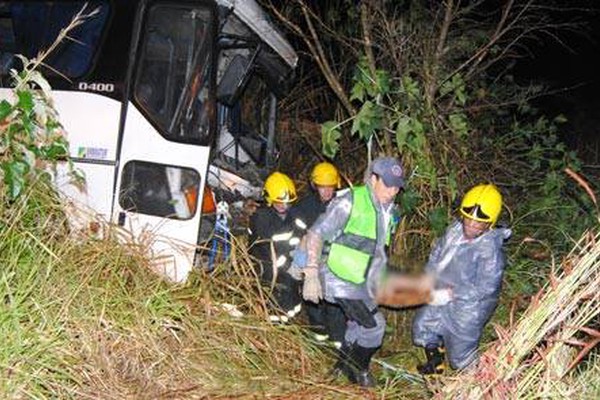 Ônibus bate em carreta na BR 365 e motorista morre ao ficar preso entre as ferragens