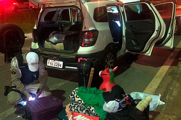 Carro clonado é apreendido e cinco pessoas acabam na delegacia em Serra do Salitre