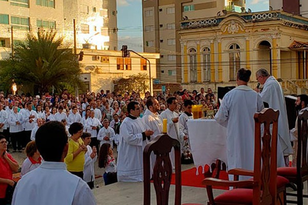 Celebração de Corpus Christi reúne milhares de fiéis em missa campal em Patos de Minas