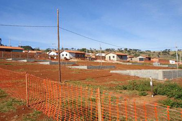 Construção de casas populares continua parada e empreiteira perde o contrato