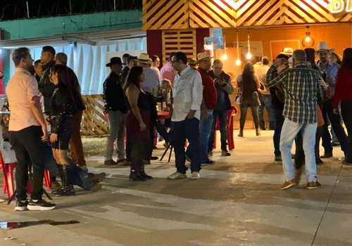 Dois pra lá e dois pra cá: forró toma conta da Vila Country; veja ao vivo