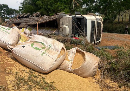Caminhoneiro morre ao perder controle da direção e capotar carreta de soja na MG-188, em Vazante