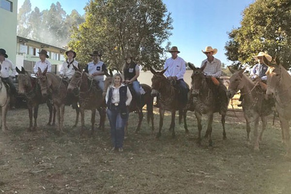 Comitiva sai de Patos de Minas com destino a Goiás em viagem a cavalo de 7 dias