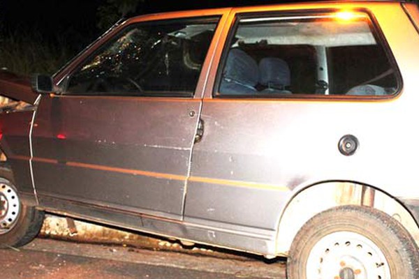 Motorista perde controle de veículo e bate em poste no Bairro Juca Mendes em Presidente Olegário