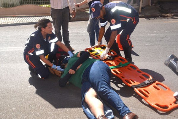 Motociclista fica ferida em acidente com automóvel durante conversão em Patos de Minas