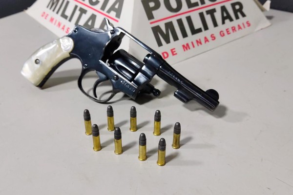 Após denúncia PM prende motorista com revólver carregado no Centro de Patos de Minas