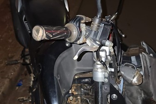 Motociclista sofre acidente e fica ferido após ser atacado por cães em Patos de Minas