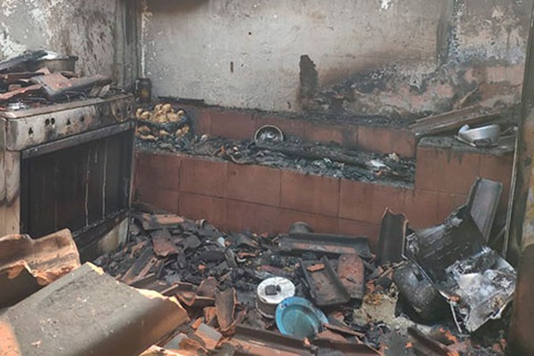 Incêndio destrói residência em possível explosão de botijão em Patos de Minas