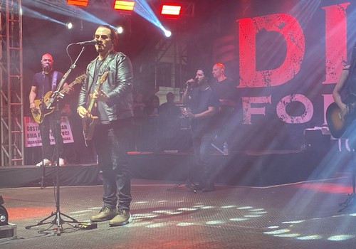 No sucesso “I don’t wanna talk about it” de Rod Stewart, Dino Fonseca rege um coral na Fenapraça 2026; veja ao vivo