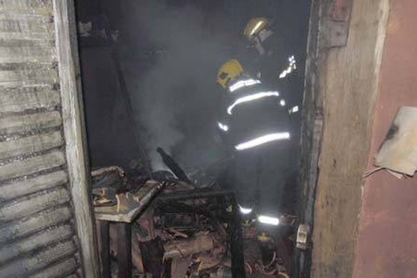 Bombeiros controlam incêndio em residência no bairro São José Operário