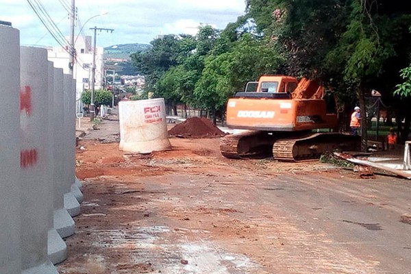 Prefeitura segue com obras de canalização da rede pluvial do córrego Água Limpa 