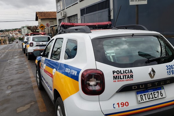 Indivíduos de arma em punho levam pânico e assaltam peixaria no bairro Limoeiro em Patos de Minas