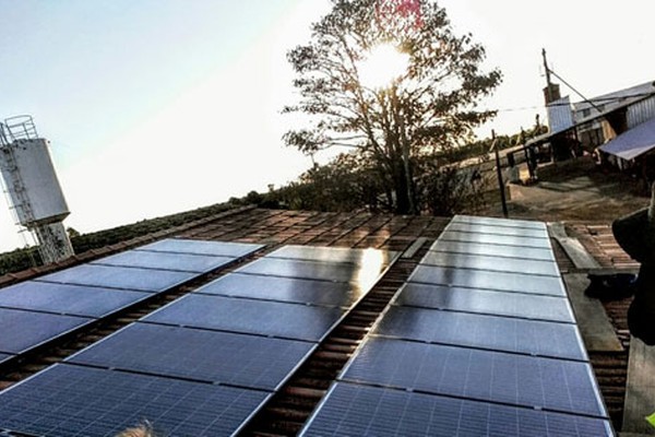 Geração de energia solar com painéis fotovoltaicos ganha espaço em Patos de Minas