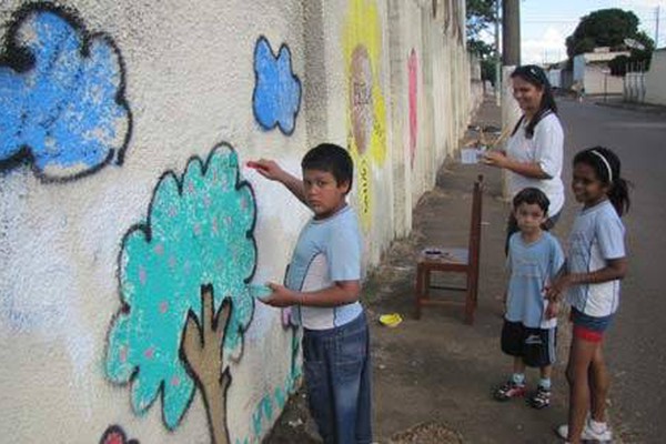 Projeto com alunos do Santa Terezinha dá vida nova ao muro da escola