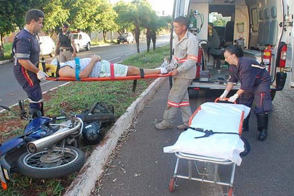 Motociclista perde o controle na Padre Almir e atropela pedestre que fazia caminhada