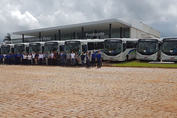 Prodoeste, revenda Mercedes-Benz na cidade, entrega 18 ônibus novos para a Pássaro Branco