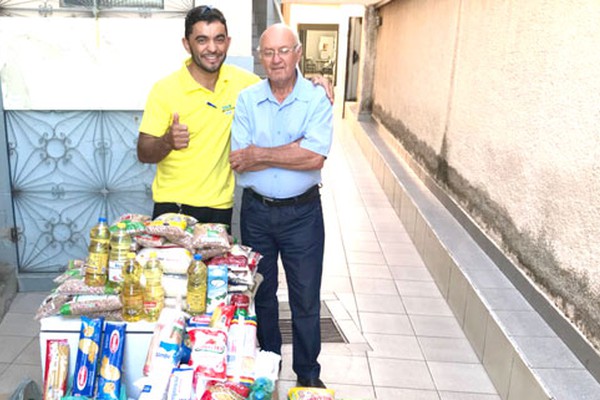 Alimentos doados na Maratona do Milho são levados para a Sociedade São Vicente de Paulo