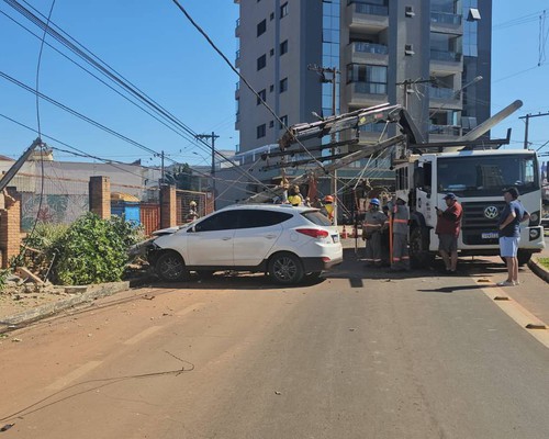 Motorista perde o controle após pneu estourar e acerta poste de iluminação na avenida Padre Almir