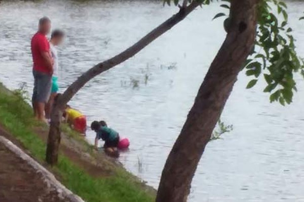 Crianças são flagradas se banhando nas águas da Lagoa Grande sob observação de adultos