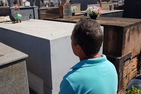 Filhos que já perderam suas mães prestam homenagens emocionantes em Patos de Minas