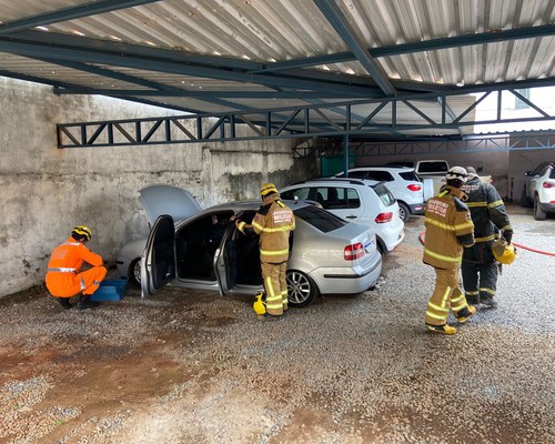 Princípio de incêndio em carro mobiliza Corpo de Bombeiros até estacionamento no Centro de Patos de Minas