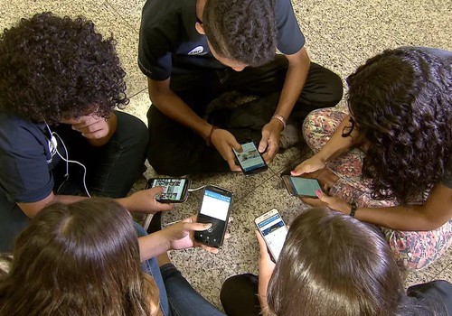 Comissão de Educação aprova projeto que proíbe celular em escolas