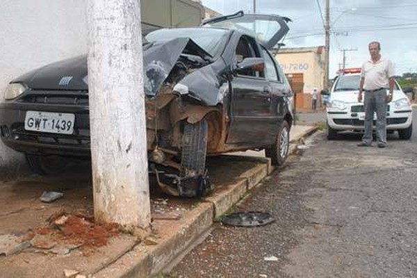 Motorista acerta poste na Rua Espírito Santo e foge deixando o carro no local