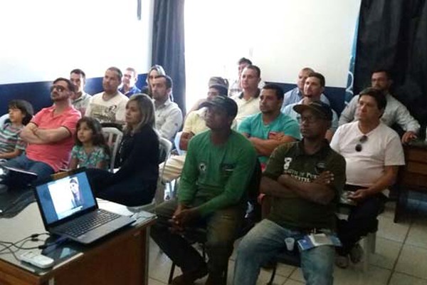 PRF monta sessão de cinema em Patos de Minas para conscientizar motoristas no feriado