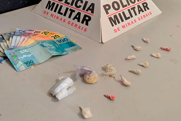 Após denúncias, Polícia Militar encontra drogas, balança, dinheiro e dois acabam presos em Patos de Minas