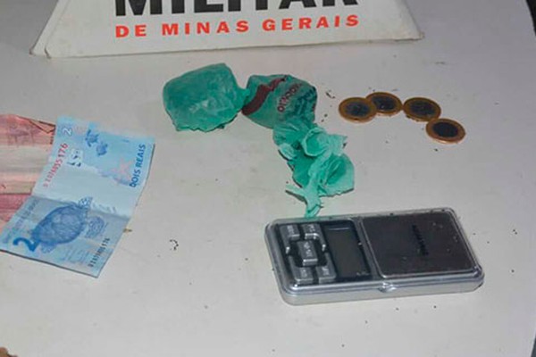 Casal é preso com tabletes de maconha, balança e dinheiro em Patos de Minas