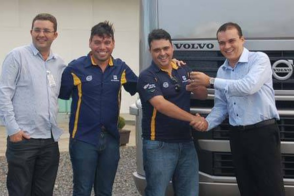 Concessionária patense entrega caminhão 0km para melhor motorista do Brasil
