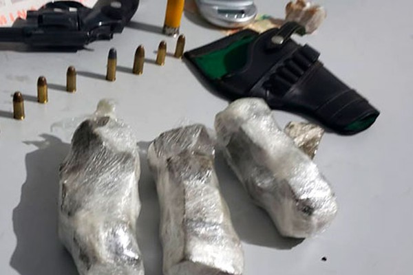 Polícia Militar encontra drogas e revólver carregado durante operação no Coração Eucarístico