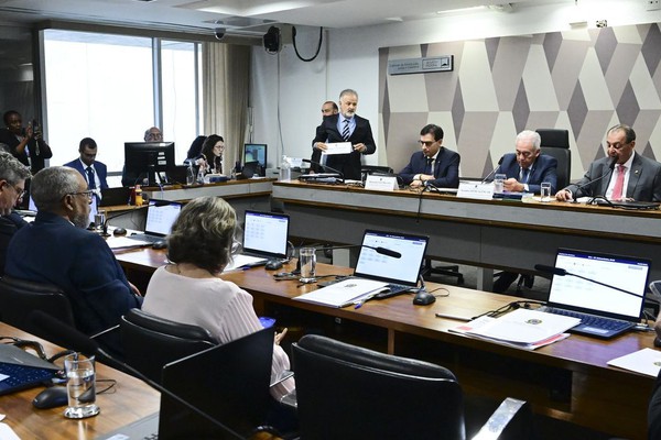 CCJ do Senado aprova PEC que acaba com jornada 6x1