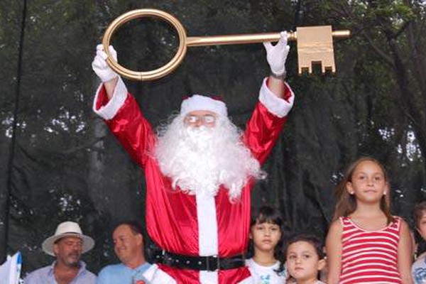 Papai Noel recebe a chave de Patos de Minas e abre as festas natalinas