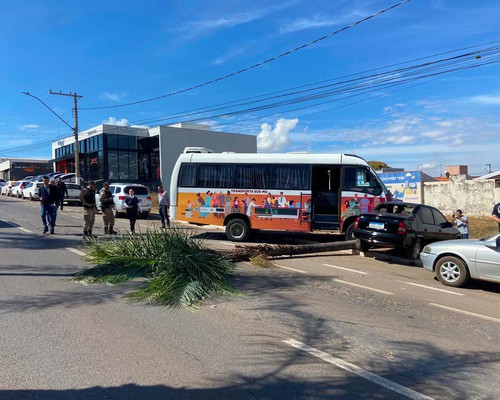 Micro-ônibus de consórcio de saúde desce sozinho, provoca acidente e deixa feridos em Patos de Minas