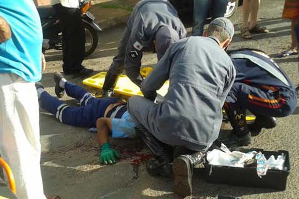 Gari fica gravemente ferido ao cair de caminhão coletor de lixo no centro de Patos de Minas