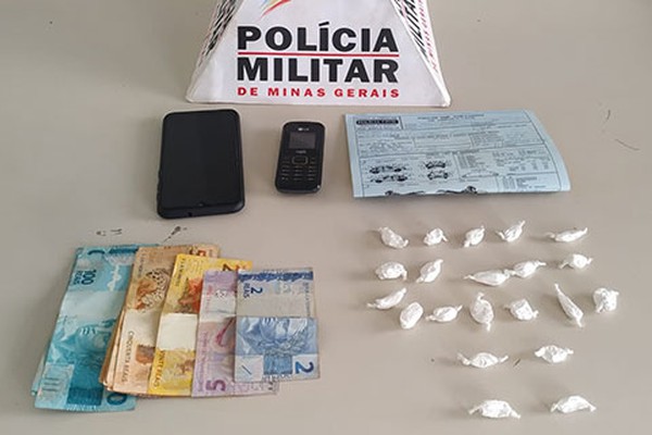 PM encontra 21 papelotes de cocaína em Rio Paranaíba e leva dois homens para a delegacia