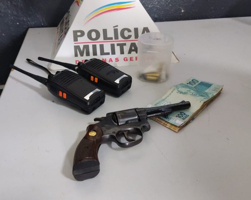 Jovem suspeito de integrar grupo criminoso é preso com drogas, revólver e dinheiro em Patos de Minas