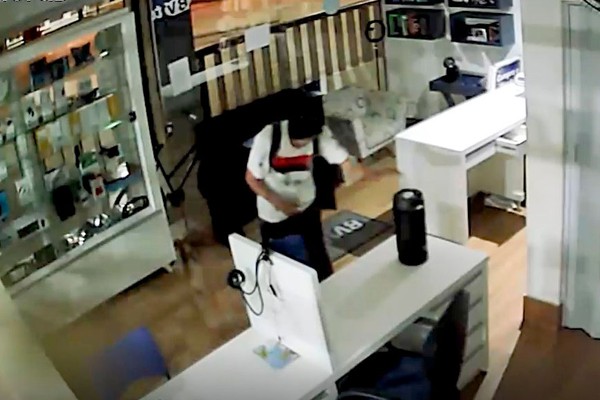 Vídeo mostra ladrão arrombando loja no Terminal Rodoviário e sendo afugentado pelo alarme