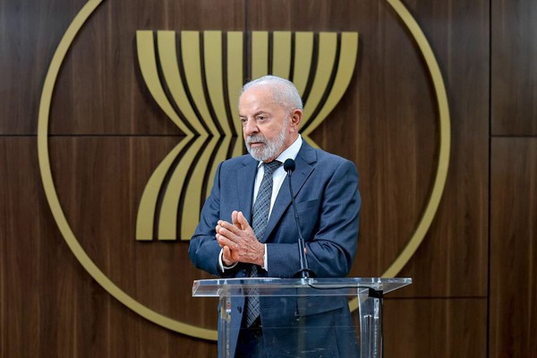 Lula quer discutir com Trump punição dada a ministros do STF