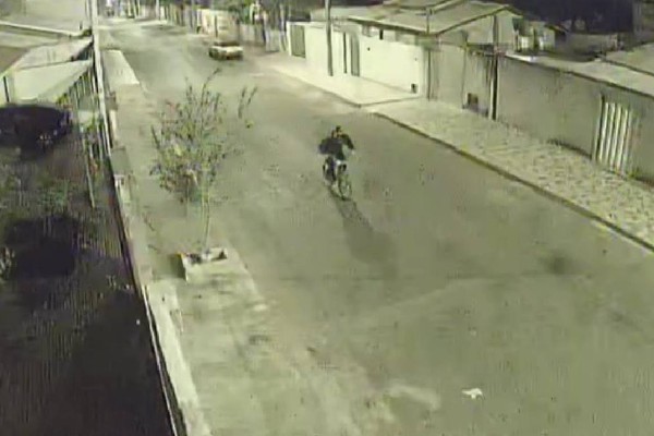 Vídeo mostra assassino chegando e fugindo do local do crime; polícia pede ajuda para identificá-lo
