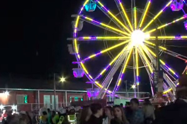 Uma roda gigante muito bem iluminada enfeita o Parque de Exposições; veja ao vivo