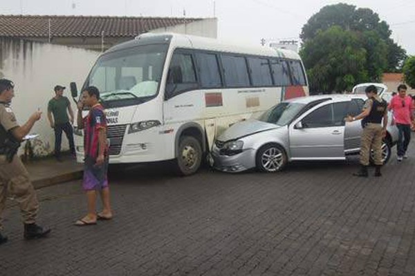 Motorista perde o controle e bate em ônibus estacionado no bairro Rosário