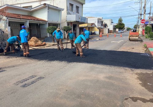 Após incontáveis acidentes, prefeitura inicia instalação de quebra-molas em cruzamento da rua Ouro Preto