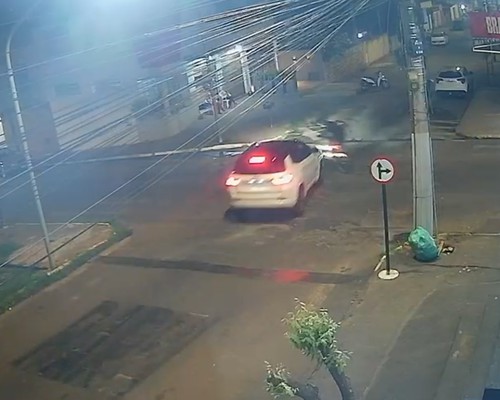Ciclista é arremessado após ser atingido por carro no Centro de Patos de Minas; veja vídeo