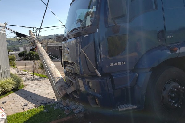 Motorista de caminhão passa mal e derruba postes de iluminação nas Chácaras Caiçaras