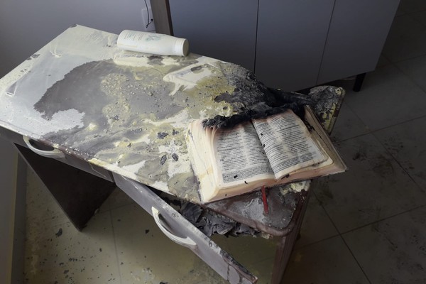 Incêndio queima parede, mesa e bíblia em apartamento e bombeiros orientam sobre cuidado com velas